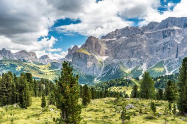 Yürüyüş ve doğa yürüyüşü güzel dağlar, Dolomites içinde İtalya