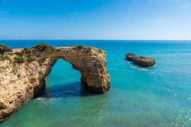 Praia de Albandeira - güzel sahil ve plaj Algarve, Portekiz