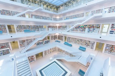 Modern kamu Şehir Kütüphanesi - Stuttgart, Almanya - birçok beyaz merdivenler ile beyaz iç. Güzel mordern mimarisi.
