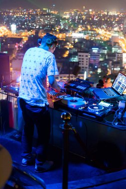 DJ - parti müzik eğlence ile bina üzerine