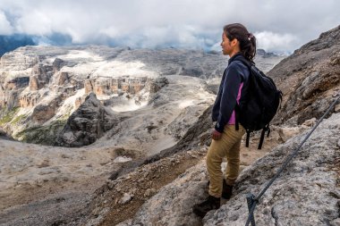 Uzun yürüyüşe çıkan kimse Dolomites İtalya içinde