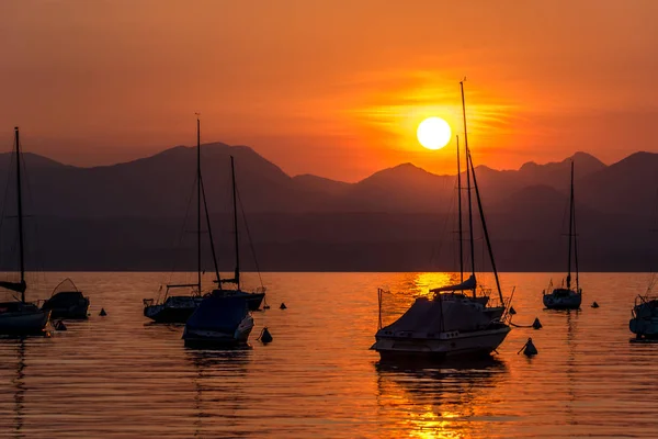 Segelbåtar Gardasjön Med Solnedgång Italien — Stockfoto