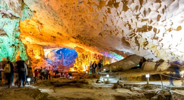 Cueva Sung Sot Bahía Halong Vietnam — Foto de Stock