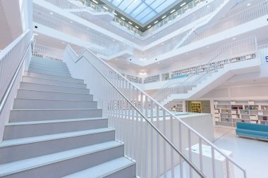 Modern kamu Şehir Kütüphanesi - Stuttgart, Almanya - birçok beyaz merdivenler ile beyaz iç. Güzel mordern mimarisi.