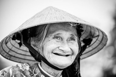 Vietnamca hasır şapka ile eski dostu kadın