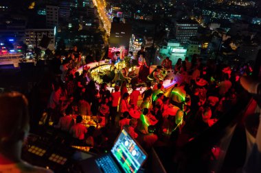 DJ - parti müzik eğlence ile bina üzerine