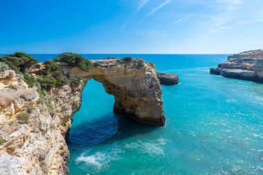 Praia de Albandeira - güzel sahil ve plaj Algarve, Portekiz