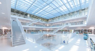 Modern kamu Şehir Kütüphanesi - Stuttgart, Almanya - birçok beyaz merdivenler ile beyaz iç. Güzel mordern mimarisi.