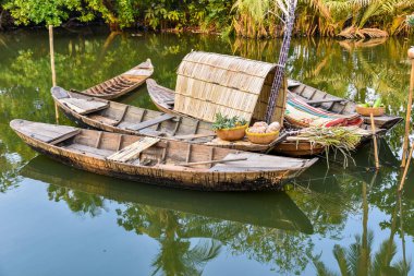 Güney Vietnam Mekong Deltası bölgesinde küçük bir nehir geleneksel ahşap tekneler