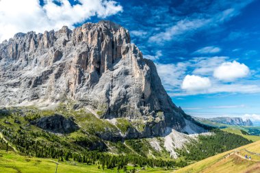 Yürüyüş ve doğa yürüyüşü güzel dağlar, Dolomites içinde İtalya