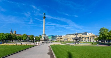 Schlossplatz (Castle square) Stuttgart City, Almanya'da çeşmeler ile