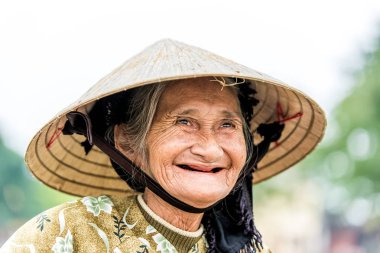 Vietnamca hasır şapka ile eski dostu kadın