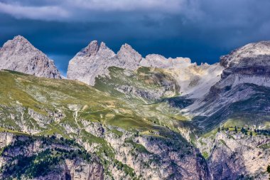 Yürüyüş ve doğa yürüyüşü güzel dağlar, Dolomites içinde İtalya