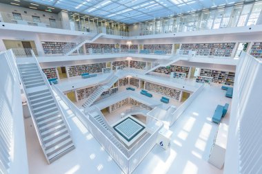 Modern kamu Şehir Kütüphanesi - Stuttgart, Almanya - birçok beyaz merdivenler ile beyaz iç. Güzel mordern mimarisi.
