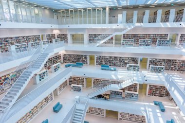 Modern kamu Şehir Kütüphanesi - Stuttgart, Almanya - birçok beyaz merdivenler ile beyaz iç. Güzel mordern mimarisi.