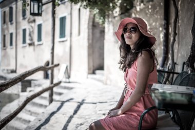 Mutlu tatil rahatlatıcı bir kızdır