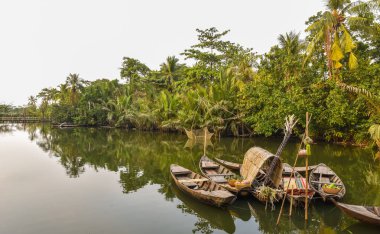 Güney Vietnam Mekong Deltası bölgesinde küçük bir nehir geleneksel ahşap tekneler