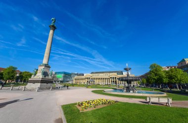 Schlossplatz (Castle square) Stuttgart City, Almanya'da çeşmeler ile
