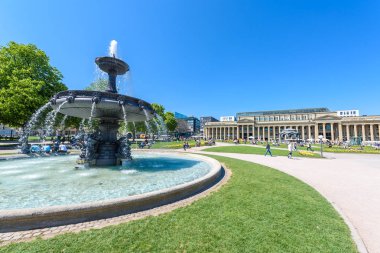 Schlossplatz (Castle square) Stuttgart City, Almanya'da çeşmeler ile