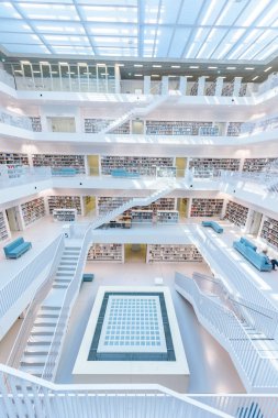 Modern kamu Şehir Kütüphanesi - Stuttgart, Almanya - birçok beyaz merdivenler ile beyaz iç. Güzel mordern mimarisi.