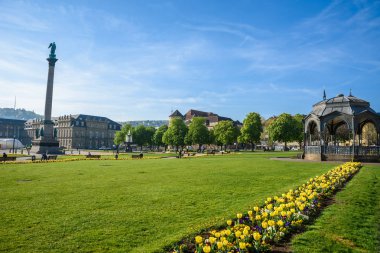 Schlossplatz (Castle square) Stuttgart City, Almanya'da çeşmeler ile