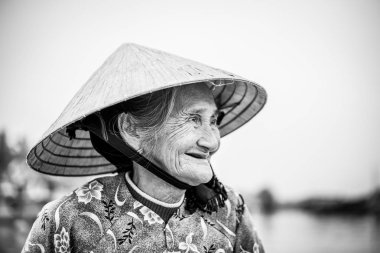 Vietnamca hasır şapka ile eski dostu kadın
