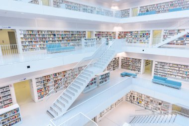 Modern kamu Şehir Kütüphanesi - Stuttgart, Almanya - birçok beyaz merdivenler ile beyaz iç. Güzel mordern mimarisi.