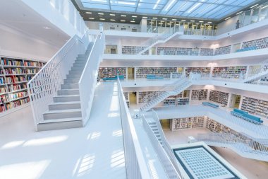 Modern kamu Şehir Kütüphanesi - Stuttgart, Almanya - birçok beyaz merdivenler ile beyaz iç. Güzel mordern mimarisi.