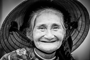 Vietnamca hasır şapka ile eski dostu kadın