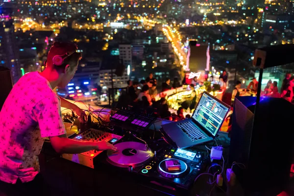DJ - parti müzik eğlence ile bina üzerine