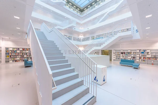 Biblioteca Comunale Moderna Stuttgart Germania Interno Bianco Con Molte Scale — Foto Stock