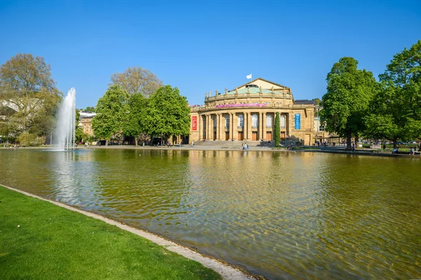 德国埃肯塞湖斯图加特国家剧院建筑和喷泉 — 图库照片