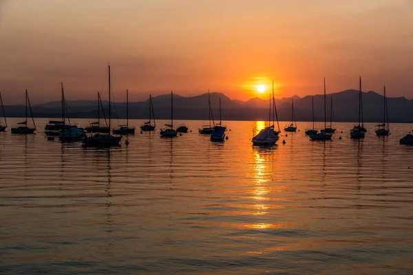 Segelbåtar Gardasjön Med Solnedgång Italien — Stockfoto