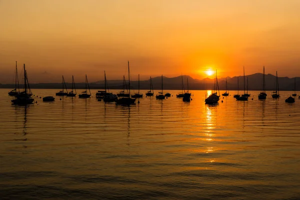 Segelbåtar Gardasjön Med Solnedgång Italien — Stockfoto