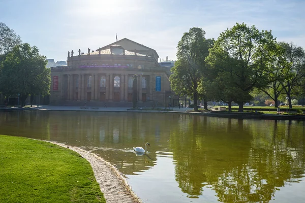 ドイツのエッケンゼー湖にあるシュトゥットガルト州立劇場オペラの建物と噴水 — ストック写真