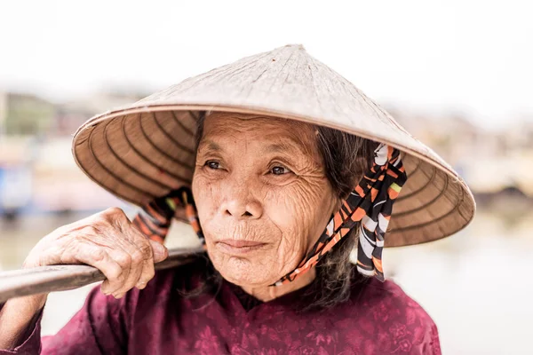 ベトナムの麦藁帽子とフレンドリーな老婆 — ストック写真