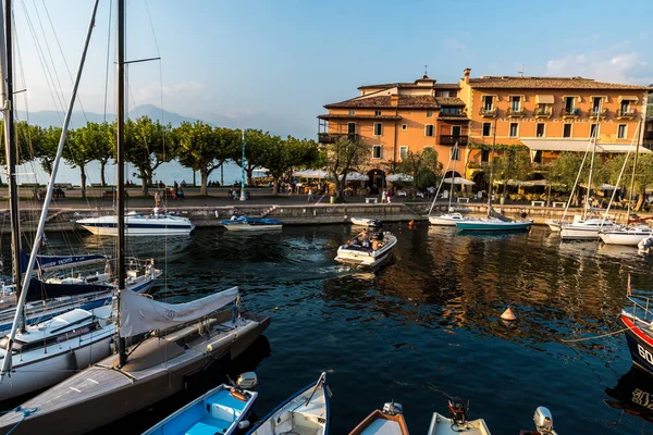 Romantyczny Port Torri Del Benaco Jezioro Garda Włoszech — Zdjęcie stockowe