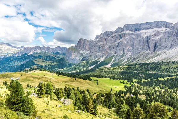 Yürüyüş ve doğa yürüyüşü güzel dağlar, Dolomites içinde İtalya