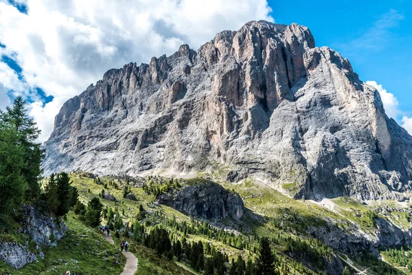 Yürüyüş ve doğa yürüyüşü güzel dağlar, Dolomites içinde İtalya