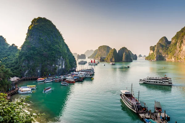 Halong Bay Vietnam güzel manzara