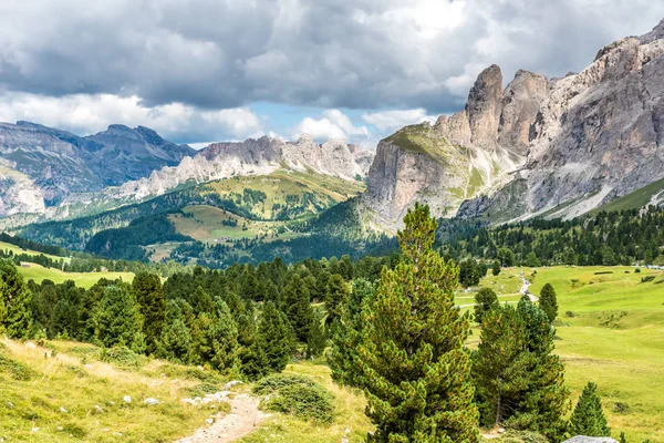 Yürüyüş ve doğa yürüyüşü güzel dağlar, Dolomites içinde İtalya