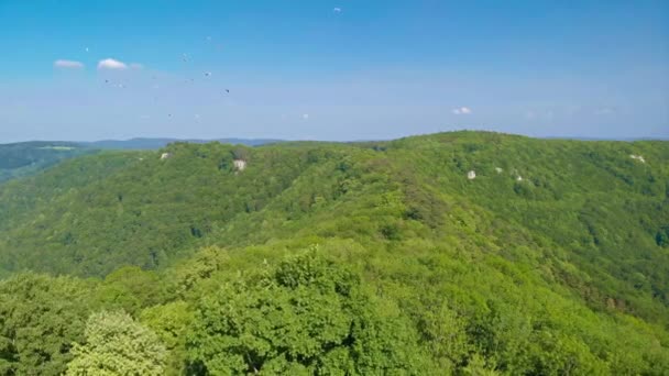 美丽的风景的蒙塔涅德博伊伦和美丽的森林在德国南部 Hohenneuffen 城堡周围的滑翔伞 Neuffen 埃斯林根 斯图加特 — 图库视频影像