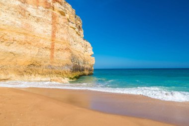 Praia de Benagil - güzel bir plaj ve sahil Portekiz Algarve