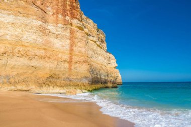 Praia de Benagil - güzel bir plaj ve sahil Portekiz Algarve
