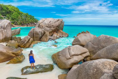 Anse Patates - La Digue, Seyşeller 'deki tropikal plaj