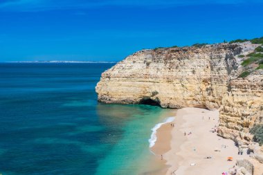 Praia yapmak Vale de Centianes - güzel plaj Algarve Portekiz