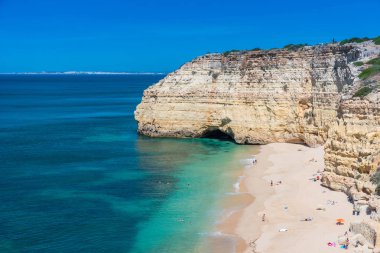Praia yapmak Vale de Centianes - güzel plaj Algarve Portekiz