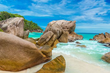 Anse Patates - La Digue, Seyşeller 'deki tropikal plaj