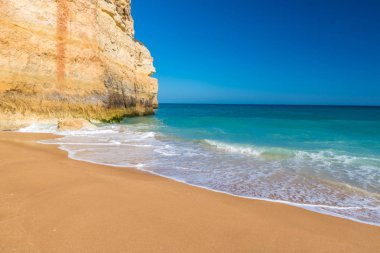 Praia de Benagil - güzel bir plaj ve sahil Portekiz Algarve