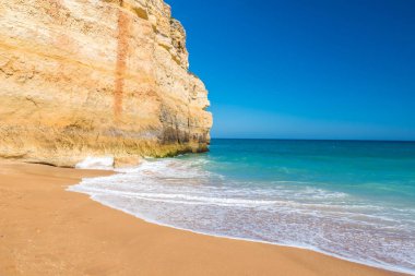 Praia de Benagil - güzel bir plaj ve sahil Portekiz Algarve
